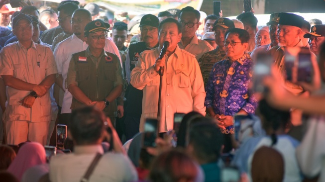 Presiden Prabowo Subianto (tengah) berdialog dengan warga di posko pengungsian banjir di Kasai, Padang Pariaman, Sumatera Barat, Senin (1/12/2025). [ANTARA FOTO/Iggoy el Fitra/agr]
