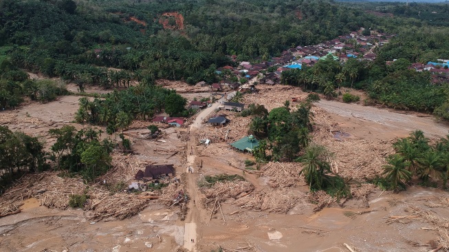 Foto udara permukiman warga terdampak banjir bandang di Desa Aek Garoga, Kecamatan Batang Toru, Kabupaten Tapanuli Selatan, Sumatera Utara, Sabtu (29/11/2025). [ANTARA FOTO/Yudi Manar/bar]
