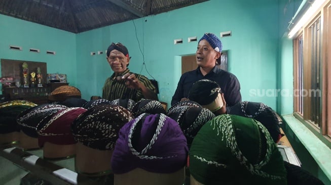 Para perajin blangkon di Beji, Sidoarum, Godean, Sleman, Minggu (29/11/2025). [Suara.com/Hiskia]