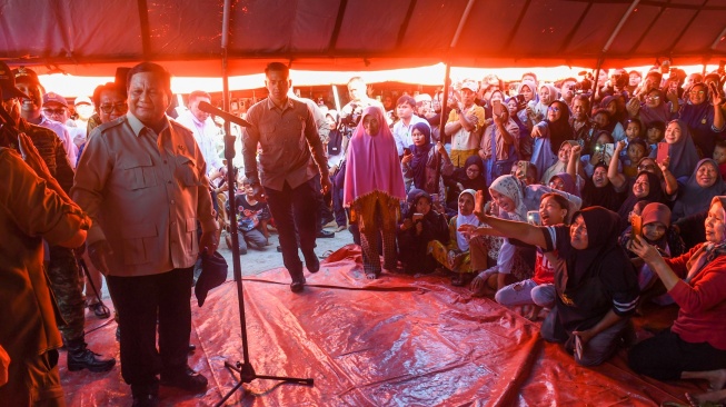 Presiden Prabowo Subianto (kiri) menyapa para pengungsi terdampak banjir bandang di posko pengungsian di Kasang, Kabupaten Padang Pariaman, Sumatera Barat, Senin (1/12/2025). [ANTARA FOTO/Galih Pradipta/app/agr]