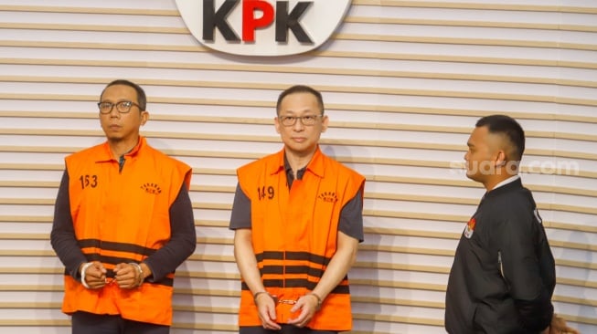 Tersangka kasus dugaan tindak pidana korupsi di lingkungan DJKA Medan, ASN Direktorat Jenderal Keselamatan Perkeretaapian DJKA Kemenhub PPK Balai Teknik Perkeretaapian Medan periode 2021-2024 Muhlis Hanggani Capah (kiri) bersama Komisaris PT Tri Tirta Eddy Kurniawan Winarto (kanan) dihadirkan saat rilis di Gedung Merah Putih, Jakarta, Senin (1/12/2025). [Suara.com/Alfian Winanto]