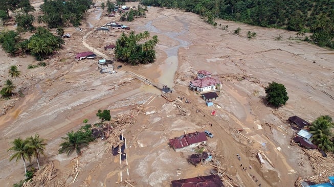 Foto udara permukiman warga terdampak banjir bandang di Desa Aek Garoga, Kecamatan Batang Toru, Kabupaten Tapanuli Selatan, Sumatera Utara, Sabtu (29/11/2025). [ANTARA FOTO/Yudi Manar/bar]