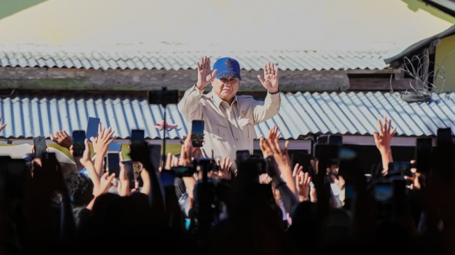 Prabowo Bawa Bantuan Sembako Sambangi Korban Bencana Padang Pariaman: Semua Harus Dapat!