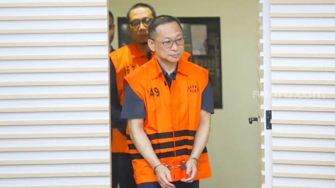 Tersangka kasus dugaan tindak pidana korupsi di lingkungan DJKA Medan, ASN Direktorat Jenderal Keselamatan Perkeretaapian DJKA Kemenhub PPK Balai Teknik Perkeretaapian Medan periode 2021-2024 Muhlis Hanggani Capah (kiri) bersama Komisaris PT Tri Tirta Eddy Kurniawan Winarto (kanan) dihadirkan saat rilis di Gedung Merah Putih, Jakarta, Senin (1/12/2025). [Suara.com/Alfian Winanto]