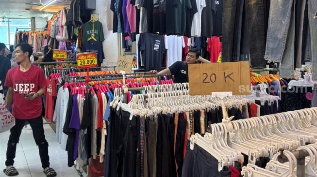 Polemik perdagangan pakaian bekas impor atau thrifting kembali memanas. (Suara.com/Rochmat)