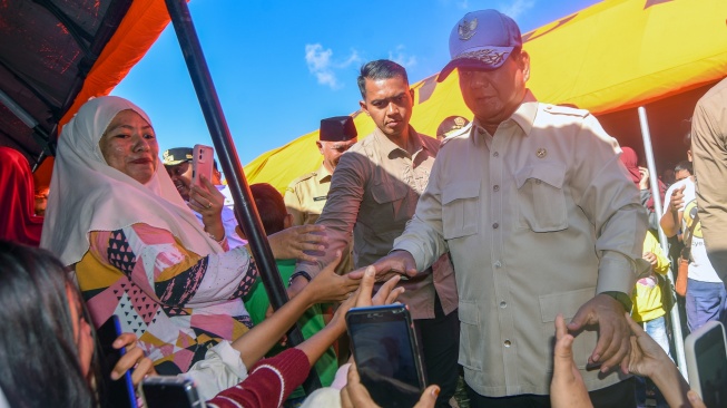 Presiden Prabowo Subianto menyapa warga di posko pengungsian banjir di Kasai, Padang Pariaman, Sumatera Barat, Senin (1/12/2025). [ANTARA FOTO/Iggoy el Fitra/agr]
