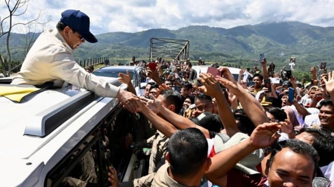Presiden Prabowo Subianto meninjau korban banjir di posko penanganan bencana di Tapanuli Tengah, Sumatra Utara, Senin (1/12/2025). Foto: Biro Pers Sekretariat Presiden