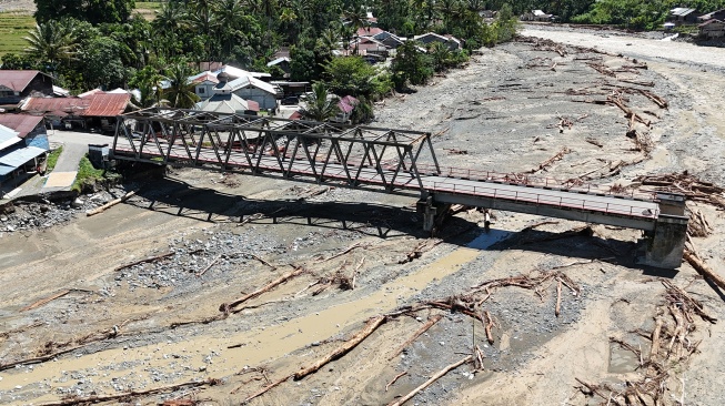 Foto udara Jembatan Beutong Ateuh Banggalang yang putus diterjang banjir bandang di jalan lintas tengah Nagan Raya-Aceh Tengah di Desa Kuta Teugong, Beutong Ateuh Banggalang, Nagan Raya, Aceh, Minggu (30/11/2025). [ANTARA FOTO/Syifa Yulinnas/nz]