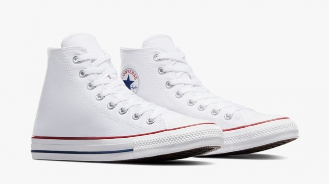 Sepatu putih Converse Chuck Taylor All Stars. [Converse]