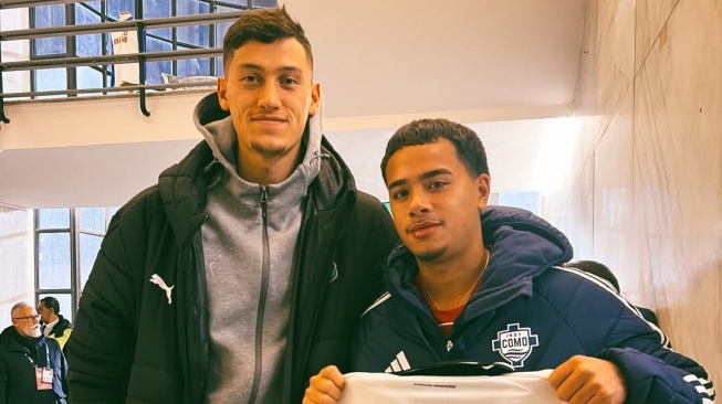 Foto dengan Jay Idzes, Pemain Keturunan Indonesia: Saya Terbuka di Masa Depan