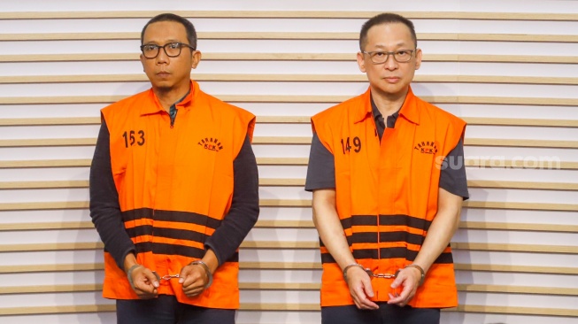 Tersangka kasus dugaan tindak pidana korupsi di lingkungan DJKA Medan, ASN Direktorat Jenderal Keselamatan Perkeretaapian DJKA Kemenhub PPK Balai Teknik Perkeretaapian Medan periode 2021-2024 Muhlis Hanggani Capah (kiri) bersama Komisaris PT Tri Tirta Eddy Kurniawan Winarto (kanan) dihadirkan saat rilis di Gedung Merah Putih, Jakarta, Senin (1/12/2025). [Suara.com/Alfian Winanto]