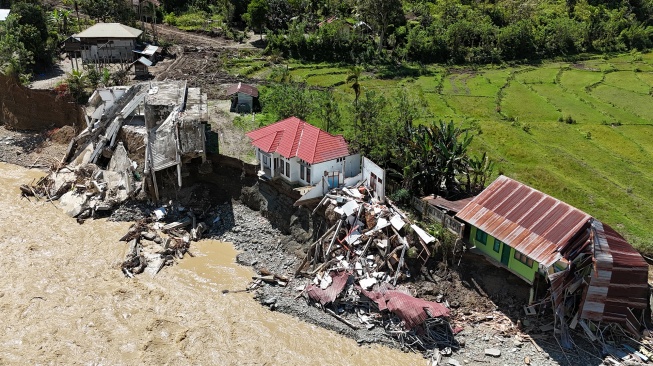 Foto udara kerusakan masjid kecamatan dan Pos TNI/Polri pascabanjir bandang di Desa Blang Meurandeh, Beutong Ateuh Banggalang, Nagan Raya, Aceh, Minggu (30/11/2025). [ANTARA FOTO/Syifa Yulinnas/nz] 
