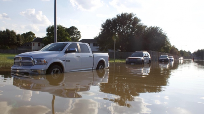 Apakah Mobil Kena Banjir Masih Bisa Diperbaiki? 6 Indikasi Mobil Rusak Parah