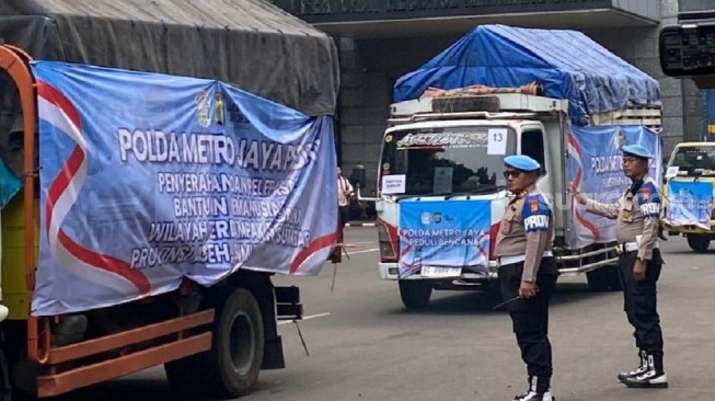 Polda Metro Jaya Turun Tangan, 15 Truk Bantuan Disalurkan ke Korban Banjir Sumatera