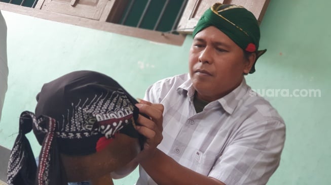 Para perajin blangkon di Beji, Sidoarum, Godean, Sleman, Minggu (29/11/2025). [Suara.com/Hiskia]