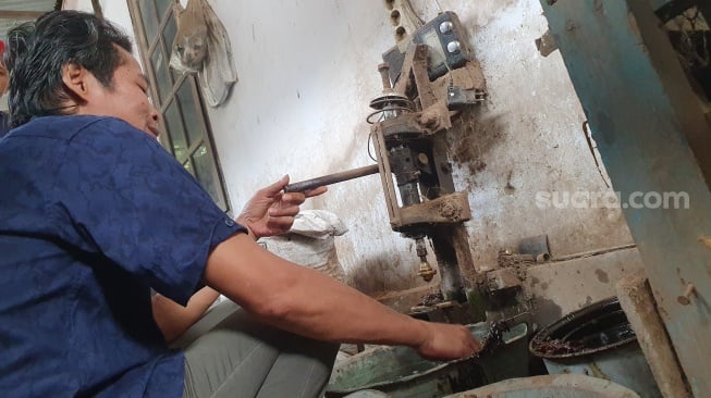 Perajin kuningan di Desa Ngawen, Sidokarto, Godean, Sleman, Minggu (30/11/2025). [Suara.com/Hiskia]