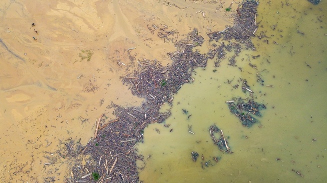 Foto udara sampah dari kayu gelondongan yang hanyut di danau Singkarak di Nagari Muaro Pingai, Kabupaten Solok, Sumatera Barat, Minggu (30/11/2025). [ANTARA FOTO/Wawan Kurniawan/Lmo/nz]
