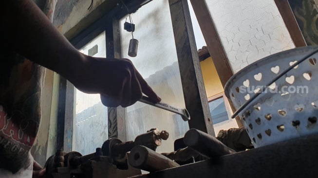 Perajin kuningan di Desa Ngawen, Sidokarto, Godean, Sleman, Minggu (30/11/2025). [Suara.com/Hiskia]