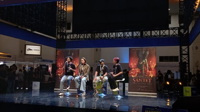 Reza Rahadian dan Luna Maya saat hadiri JAFF Market 2025 di Yogyakarta (Suara.com/Shevinna)