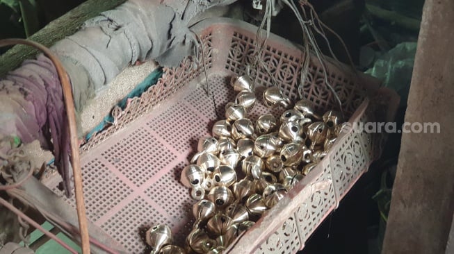 Perajin kuningan di Desa Ngawen, Sidokarto, Godean, Sleman, Minggu (30/11/2025). [Suara.com/Hiskia]