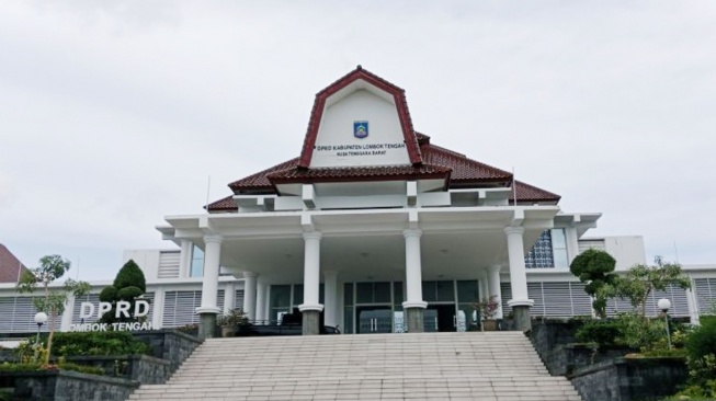 Bukan Pelawak Tapi Anak Petani, Dono Kasino Indro Resmi Dilantik Jadi Anggota DPRD Lombok Tengah