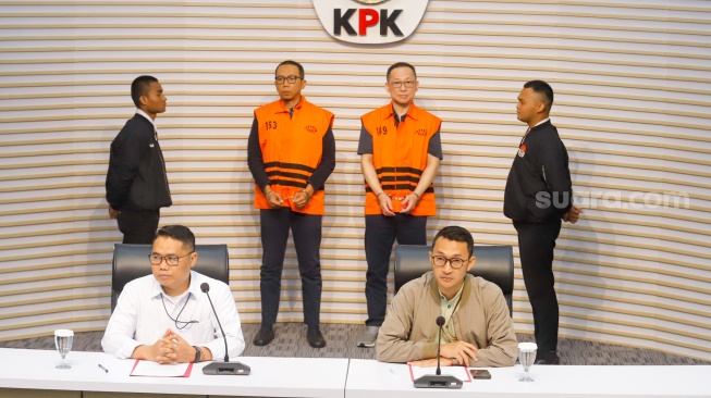 Tersangka kasus dugaan tindak pidana korupsi di lingkungan DJKA Medan, ASN Direktorat Jenderal Keselamatan Perkeretaapian DJKA Kemenhub PPK Balai Teknik Perkeretaapian Medan periode 2021-2024 Muhlis Hanggani Capah (kiri) bersama Komisaris PT Tri Tirta Eddy Kurniawan Winarto (kanan) dihadirkan saat rilis di Gedung Merah Putih, Jakarta, Senin (1/12/2025). [Suara.com/Alfian Winanto]