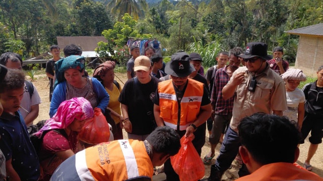 Akses Terputus, Relawan PSI Tetap Tempuh Jalan Sulit Salurkan Bantuan untuk Warga Tapanuli Utara