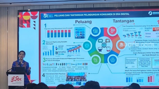 Kepala Eksekutif Pengawas Perilaku Pelaku Usaha Jasa Keuangan, Edukasi dan Pelindungan Konsumen OJK, Friderica Widyasari Dewi (kanan) di Jakarta dikutip Selasa (2/12/2025). [Suara.com/Rina]