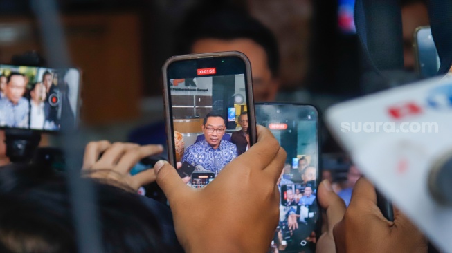 Mantan Gubernur Jawa Barat Ridwan Kamil (tengah) usai menjalani pemeriksaan di Gedung Merah Putih KPK, Jakarta, Selasa (2/12/2025). [Suara.com/Alfian Winanto]