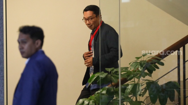 Mantan Gubernur Jawa Barat Ridwan Kamil usai menjalani pemeriksaan di Gedung Merah Putih KPK, Jakarta, Selasa (2/12/2025). [Suara.com/Alfian Winanto]