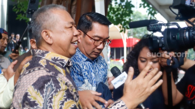 Mantan Gubernur Jawa Barat Ridwan Kamil (tengah) usai menjalani pemeriksaan di Gedung Merah Putih KPK, Jakarta, Selasa (2/12/2025). [Suara.com/Alfian Winanto]