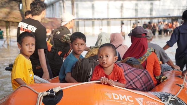 Proses evakuasi korban banjir di Kabupaten Langkat. (Dok: DD)
