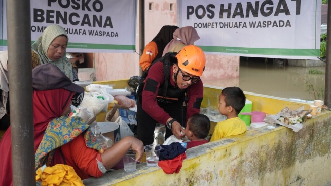 DMC Dompet Dhuafa Bantu Evakuasi Warga dan Salurkan Makanan bagi Korban Banjir di Langkat
