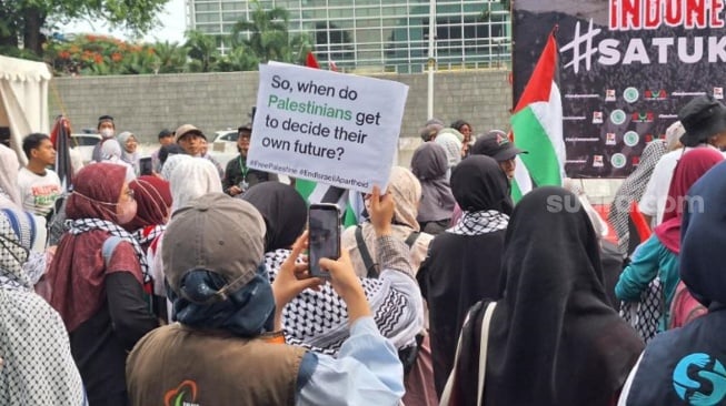 Gelombang peserta aksi Reuni 212 mulai terlihat berdatangan memadati kawasan Monumen Nasional (Monas), Jakarta Pusat, pada Selasa (2/12/2025) sore. (Suara.com/Yoga)