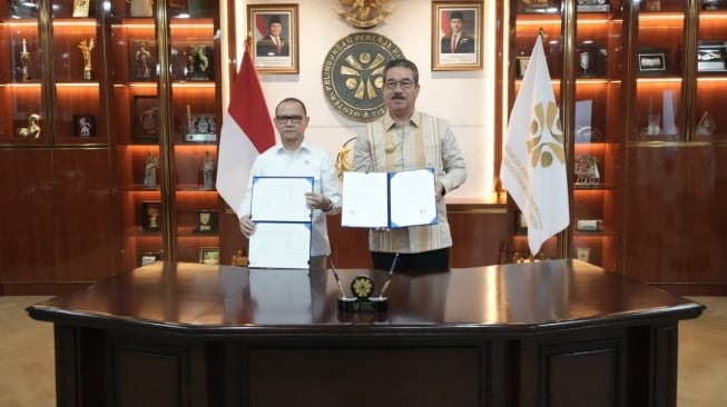 Menteri Pelindungan Pekerja Migran Indonesia (P2MI) Mukhtarudin MoU dengan Gubernur Maluku Hendrik Lewerissa (Dok: Kementerian P2MI)