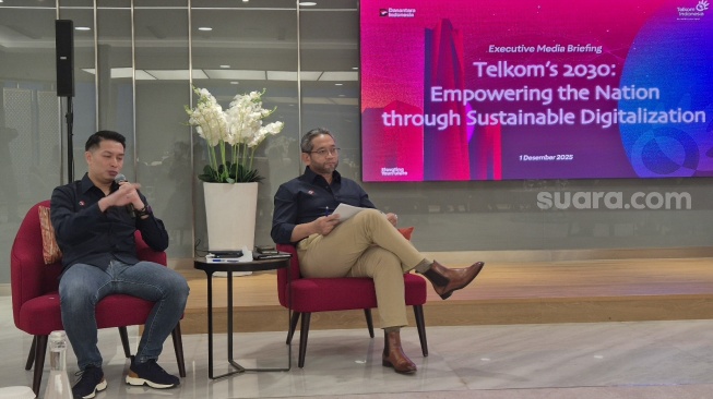 Direktur Direktur Keuangan dan Manajemen Risiko Telkom, Arthur Angelo Syailendra (kiri) saat temu media dalam ajang Telkom's 2030: Empowering the Nation through Sustainable Digitalization di Jakarta, Senin (1/12/2025). [Suara.com/Dythia]