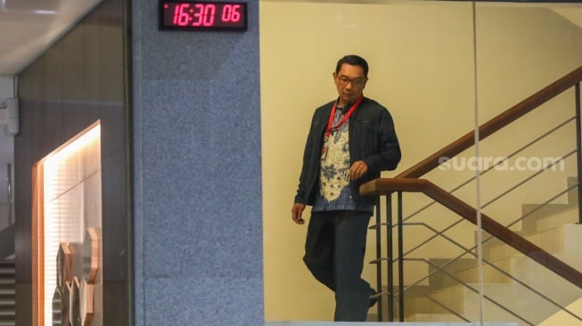 Mantan Gubernur Jawa Barat Ridwan Kamil usai menjalani pemeriksaan di Gedung Merah Putih KPK, Jakarta, Selasa (2/12/2025). [Suara.com/Alfian Winanto]