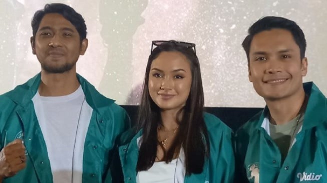 Arya Saloka, Caitlin Halderman, Randy Pangalila sebagai cast Algojo (Suara.com/Shevinna)