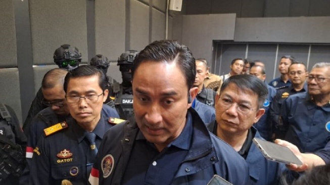 Siapa Pria Misterius di Samping Ratu Narkoba Dewi Astutik Saat Digerebek di Kamboja?