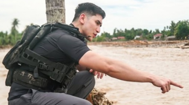 Penampilan Verrell Bramasta Pakai Rompi Taktis di Area Banjir dan Longsor Jadi Perbincangan