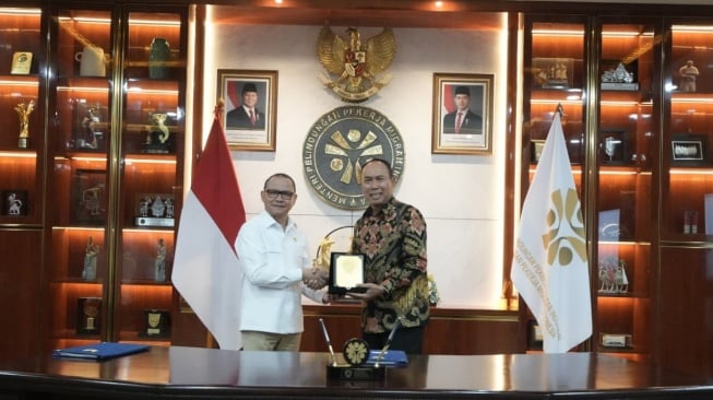 Menteri Pelindungan Pekerja Migran Indonesia (P2MI) Mukhtarudin MoU dengan Gubernur Sulawesi Tenggara, Mayjen TNI (Purn) Andi Sumangerukka (Dok: Kementerian P2MI)