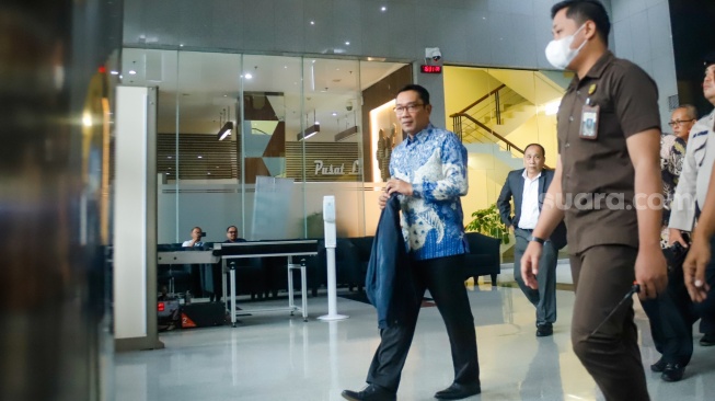 Mantan Gubernur Jawa Barat Ridwan Kamil (tengah) usai menjalani pemeriksaan di Gedung Merah Putih KPK, Jakarta, Selasa (2/12/2025). [Suara.com/Alfian Winanto]