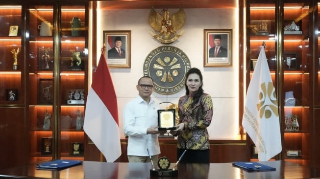 Menteri Pelindungan Pekerja Migran Indonesia (P2MI) Mukhtarudin MoU dengan Gubernur Maluku Utara Sherly Tjoanda Laos (Dok: Kementerian P2MI)