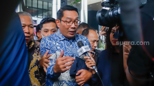 Mantan Gubernur Jawa Barat Ridwan Kamil (tengah) usai menjalani pemeriksaan di Gedung Merah Putih KPK, Jakarta, Selasa (2/12/2025). [Suara.com/Alfian Winanto]