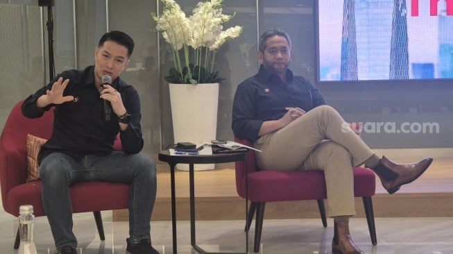Direktur Direktur Keuangan dan Manajemen Risiko Telkom, Arthur Angelo Syailendra (kiri) dan Direktur Strategic Business Development & Portfolio Telkom, Seno Soemadji (kanan) saat temu media dalam ajang Telkom's 2030: Empowering the Nation through Sustainable Digitalization di Jakarta, Senin (1/12/2025). [Suara.com/Dythia]