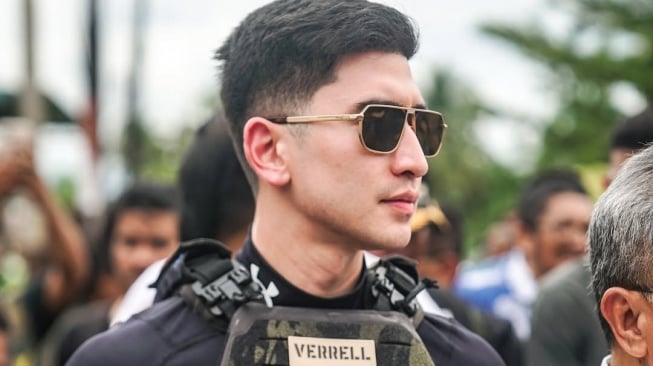 Style Verrell Bramasta saat Kunjungan ke Lokasi Banjir Sumatera Dihujat: Kayak Lagi Catwalk