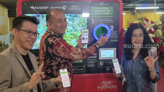 Kolaborasi Sharp Indonesia, Plaza Indonesia, dan Plasticpay hadirkan Reverse Vending Machine (RVM), di Jakarta, Rabu (3/12/2025). [Suara.com/Dythia]