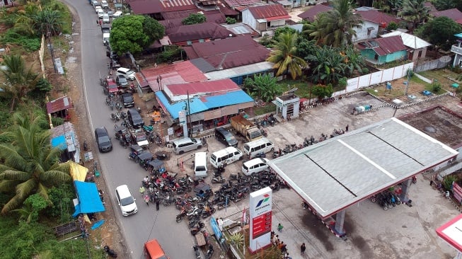 Foto udara kendaraan antre panjang menunggu Bahan Bakar Minyak (BBM) di SPBU Kecamatan Batang Toru, Kabupaten Tapanuli Selatan, Sumatera Utara, Selasa (2/12/2025). [ANTARA FOTO/Yudi Manar/foc]