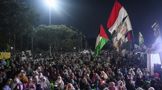 Warga membacakan sholawat nabi saat mengikuti Reuni 212 di Monas, Jakarta, Selasa (2/12/2025). [ANTARA FOTO/Sulthony Hasanuddin/bar]