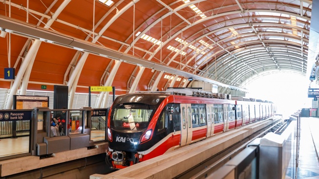 Kereta LRT Jabodebek tiba di Stasiun Dukuh Atas, Jakarta, Rabu (3/12/2025). [Suara.com/Alfian Winanto]
